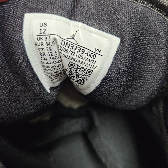 Sz 10.5 M / sz 12W Jordan 1 Low SE \